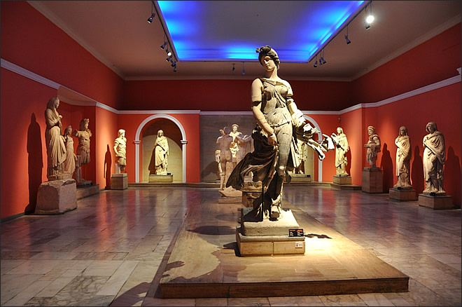 Salle des statues antiques du musée archéologique d'Antalya