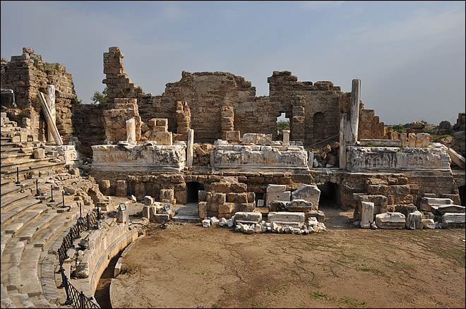 Le mur de scène du théâtre antique de Sidé