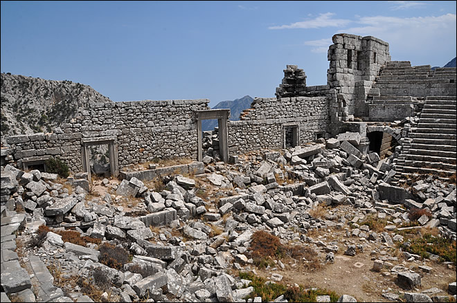 Le mur de scène du théâtre de Termessos