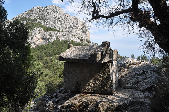 Un sarcophage sur le site antique de Termessos